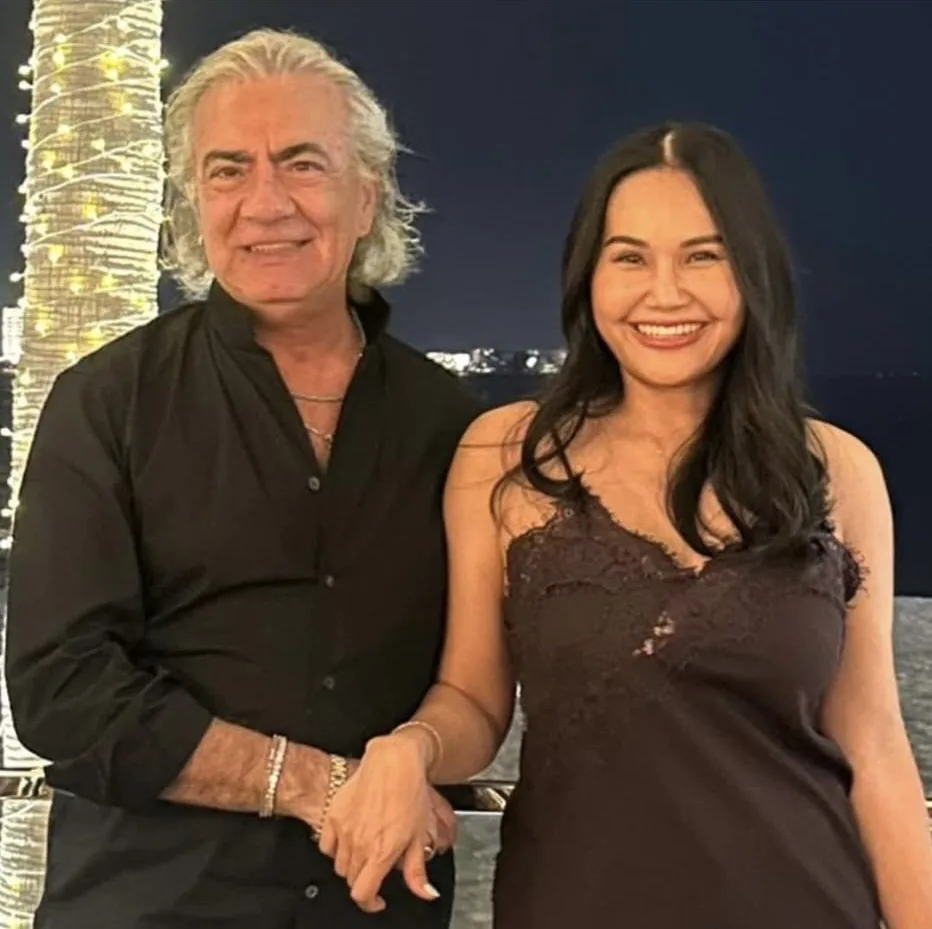 Claudio Trovato con Amy, di sera sotto le luci.