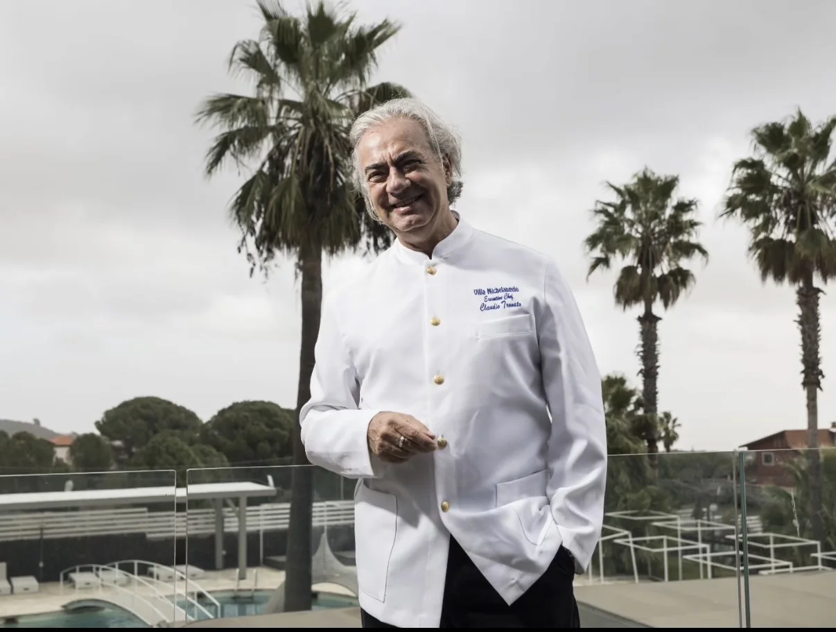 Lo chef su una terrazza tra le palme.