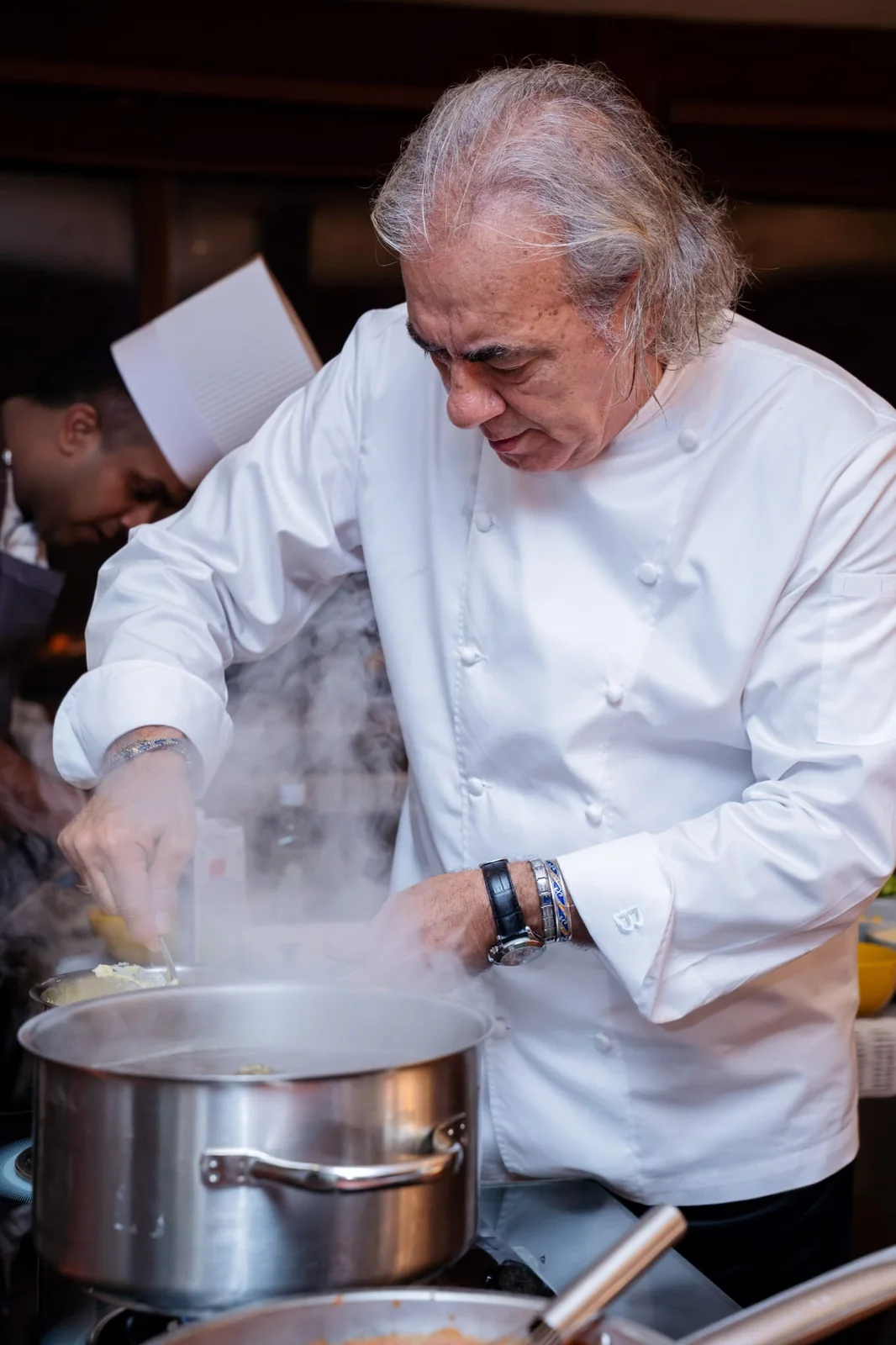 Claudio Trovato ai fornelli, avvolto nel vapore della cucina. Bianco e nero.