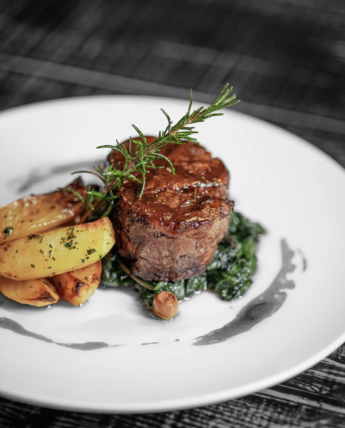 Filetto laccato con rosmarino, patate dorate e cime ripassate.