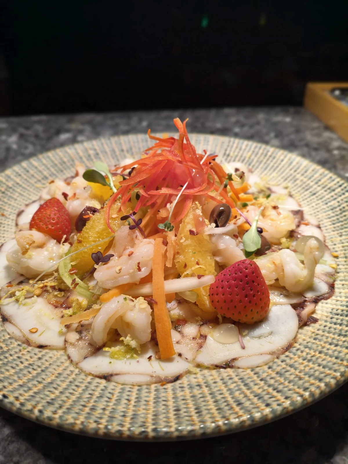 Carpaccio di polpo con gambero, agrumi e julienne di verdure croccanti.