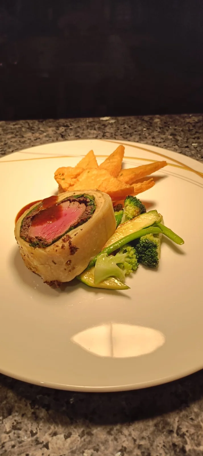 Filetto in crosta alla Wellington con verdure saltate e cialda croccante.