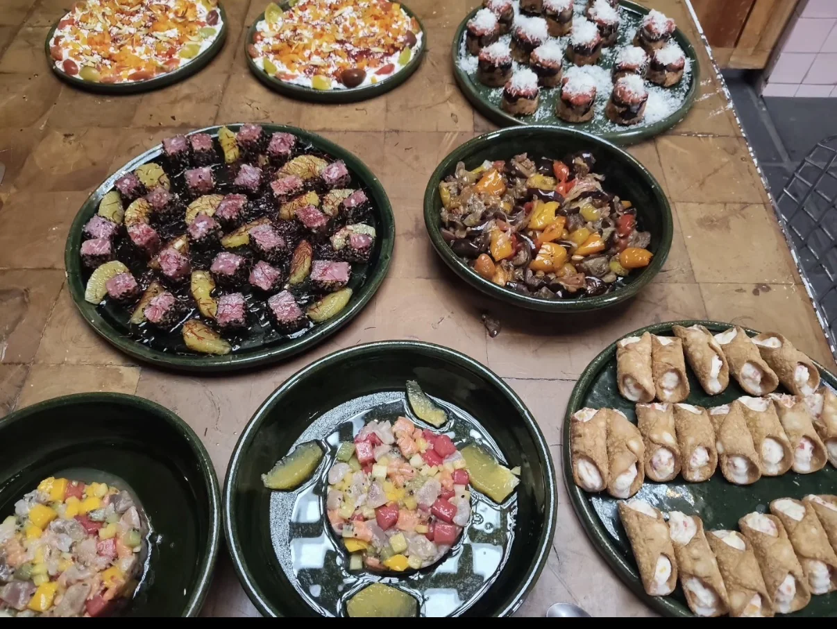 Grande spread di piatti e specialità per un evento.